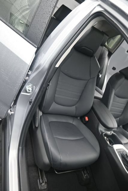 Used 2022 Toyota RAV4 XLE Premium AWD/4WD image 18