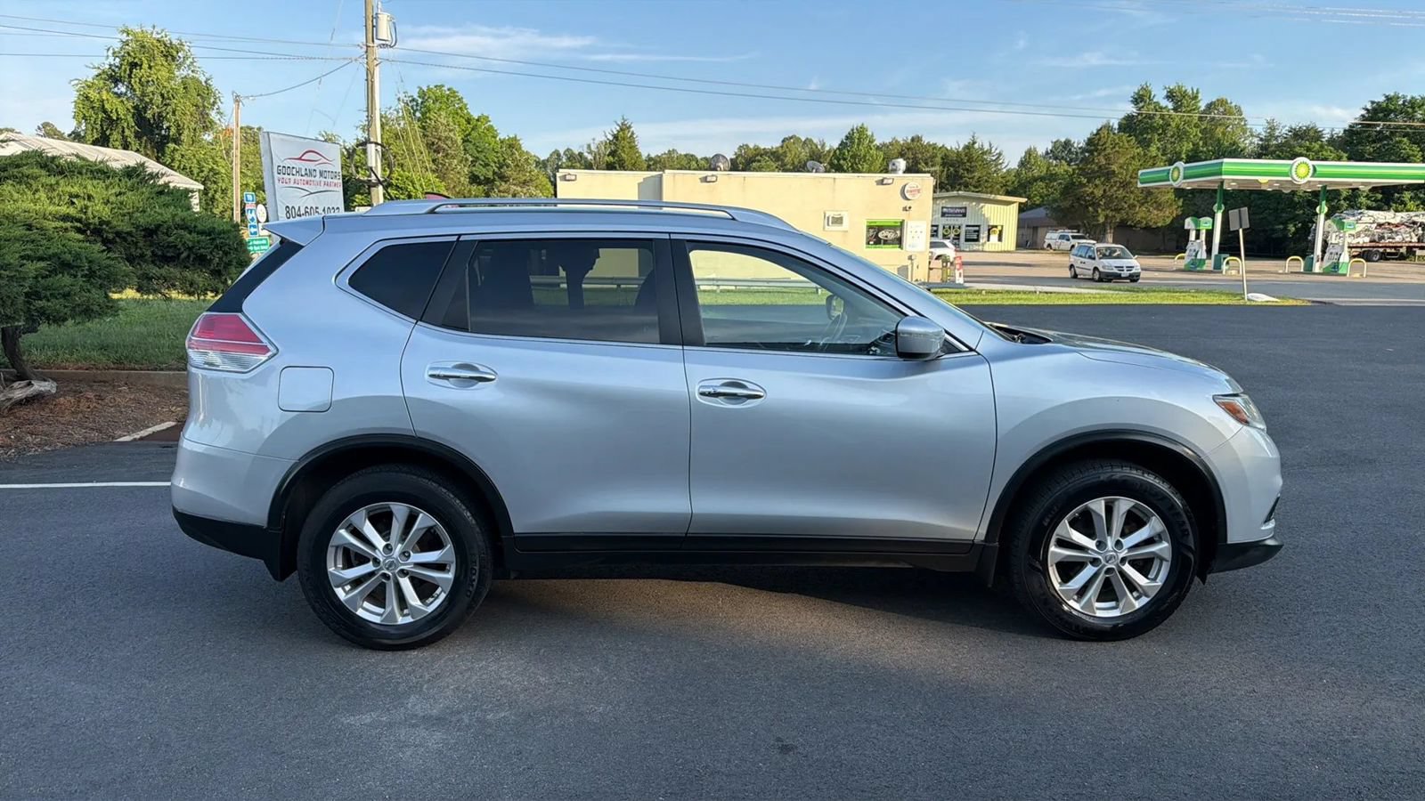Used 2015 Nissan Rogue SV AWD/4WD image 8