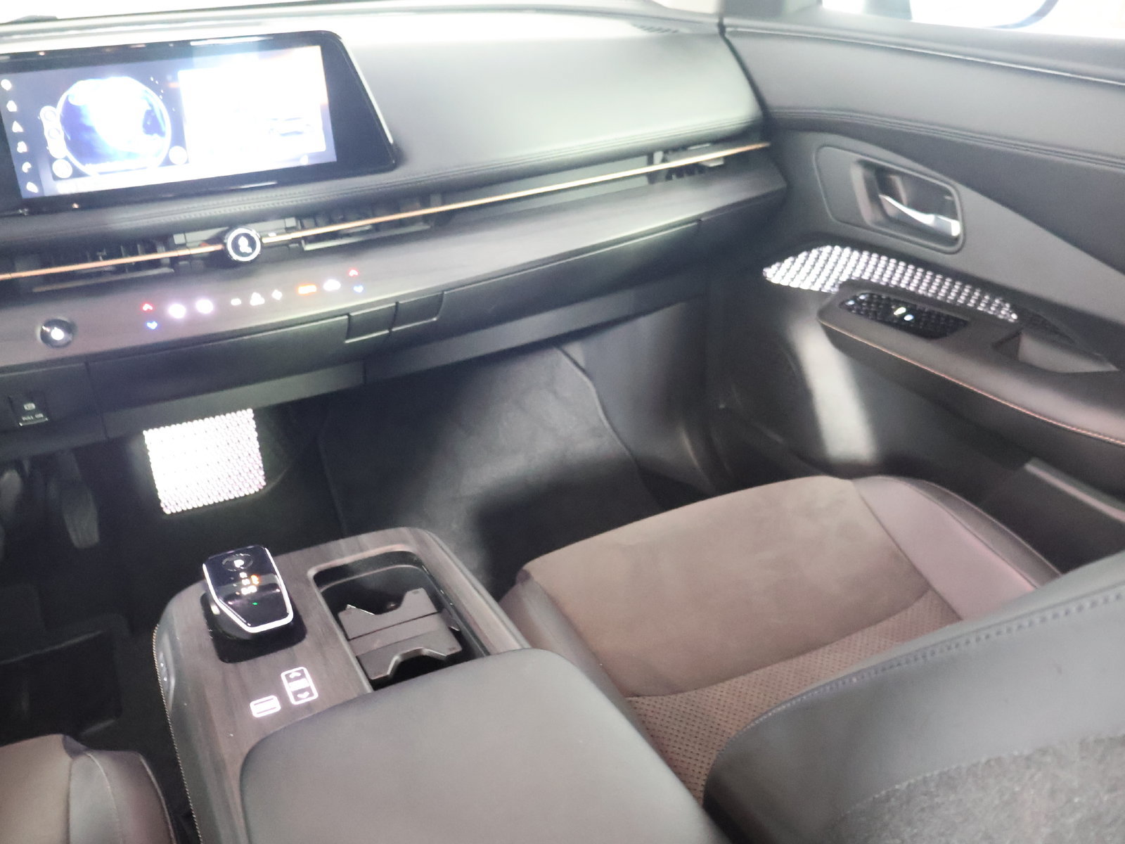 Used 2024 Nissan Ariya AWD image 29