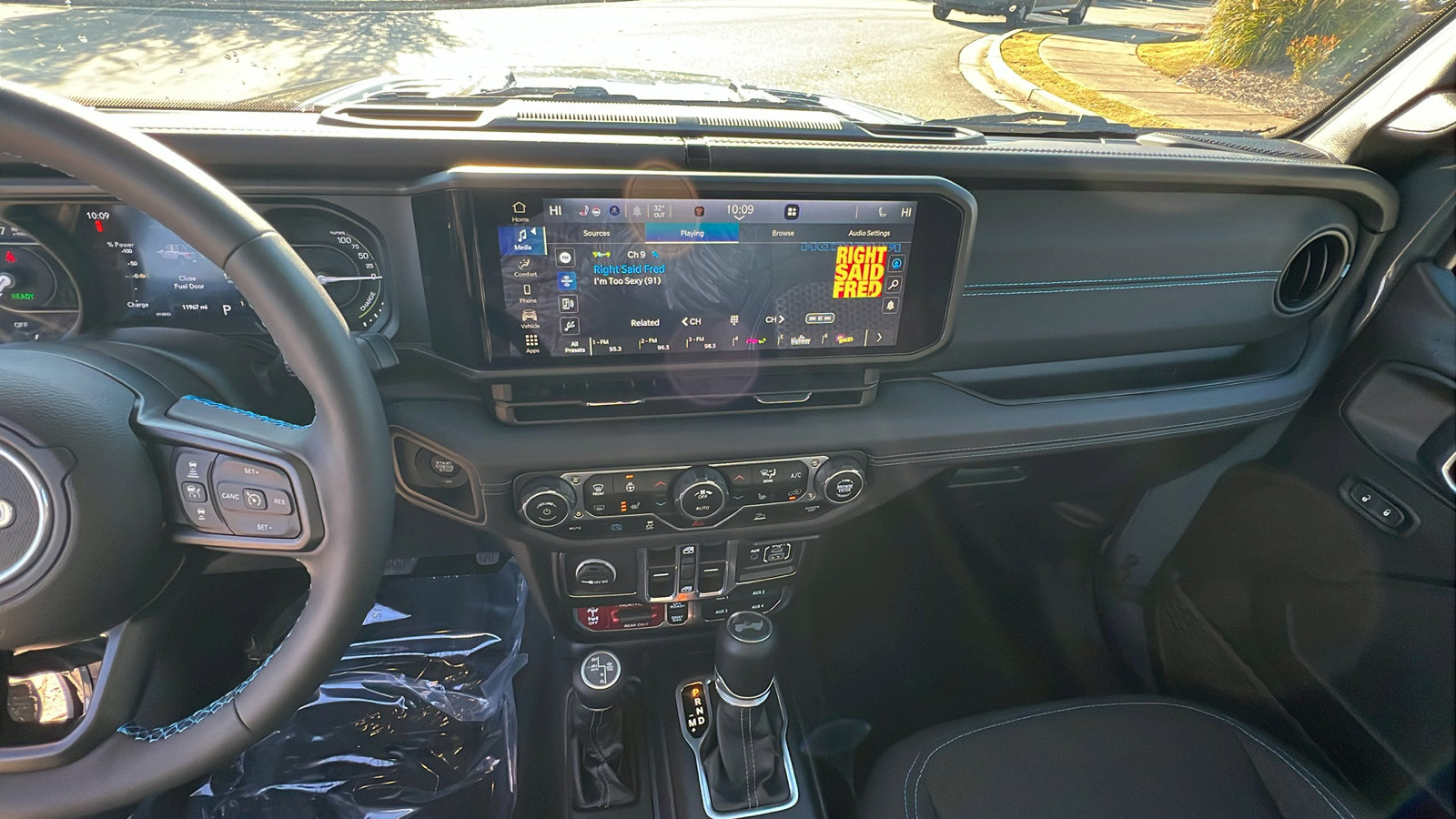 Used 2025 Jeep Wrangler Unlimited Rubicon 4xe w/ Convenience Group image 31