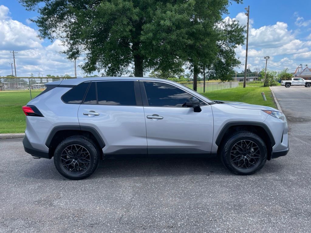 Used 2022 Toyota RAV4 LE FWD image 9