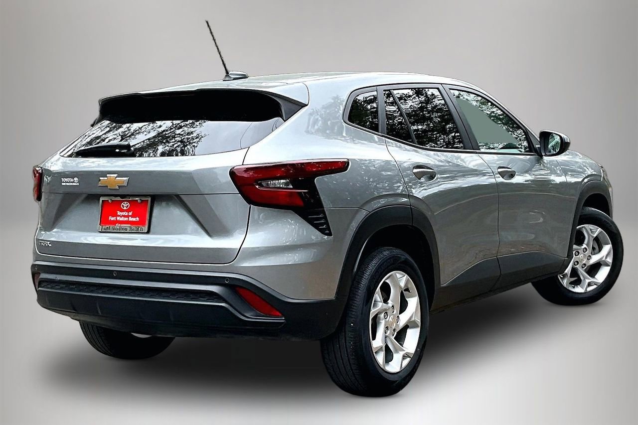 Used 2024 Chevrolet Trax LS w/ LS Convenience Package FWD image 5