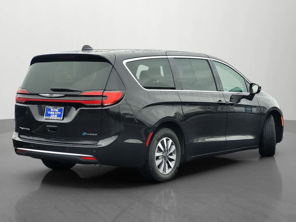 Used 2023 Chrysler Pacifica Touring-L FWD image 6