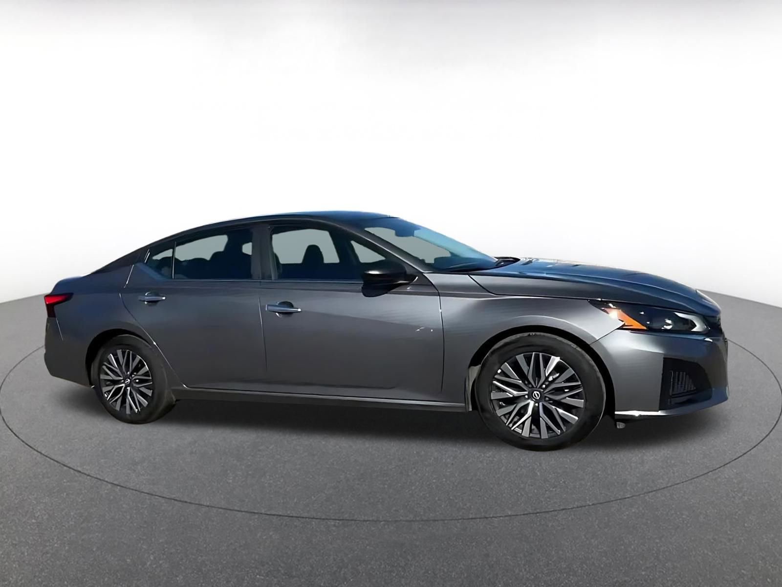 Used 2025 Nissan Altima 2.5 SV image 16