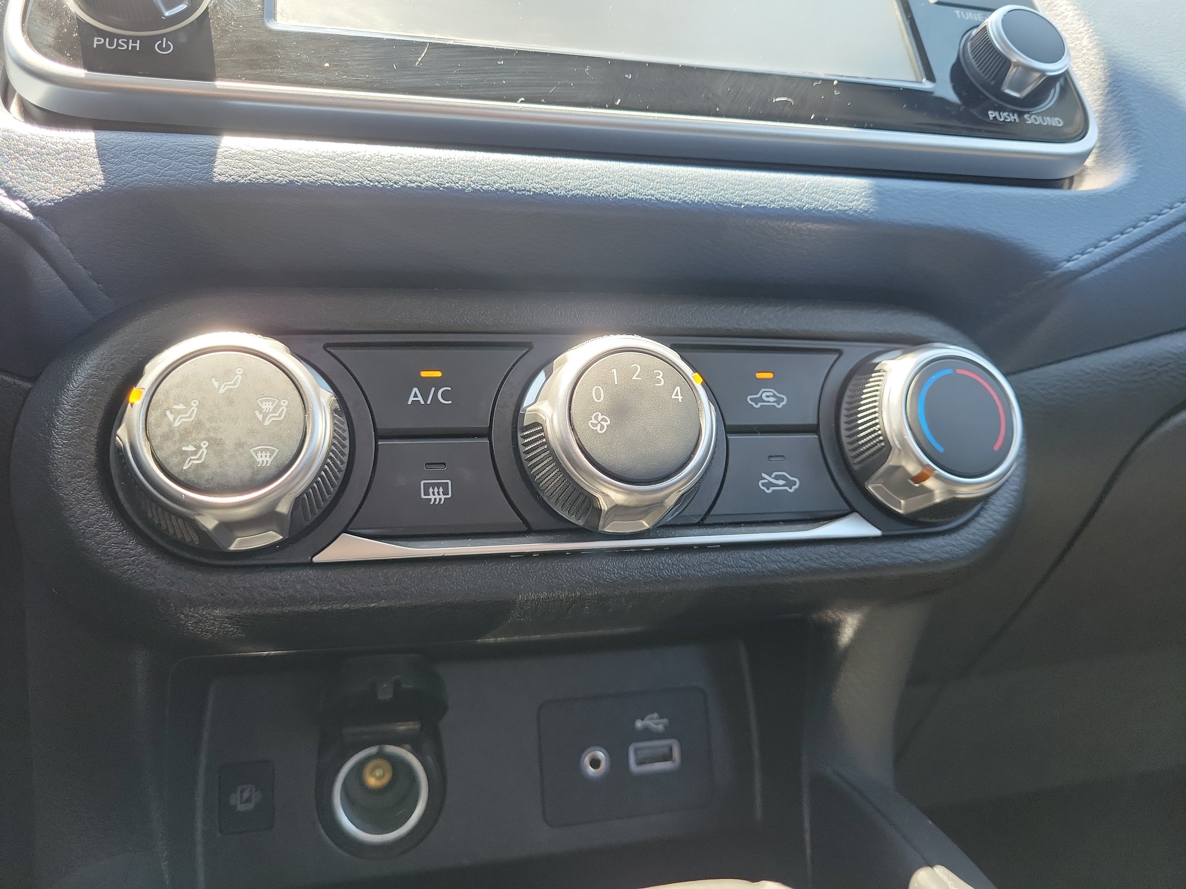 Used 2025 Nissan Versa SV FWD image 27