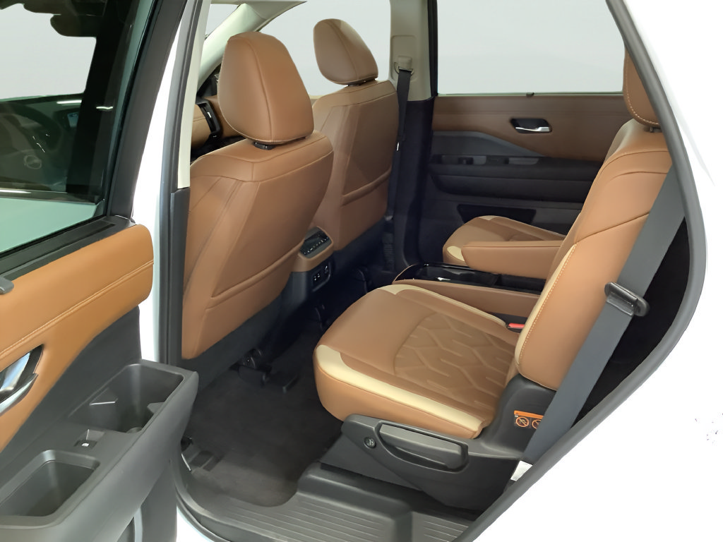 Used 2026 Nissan Pathfinder Platinum AWD/4WD image 15