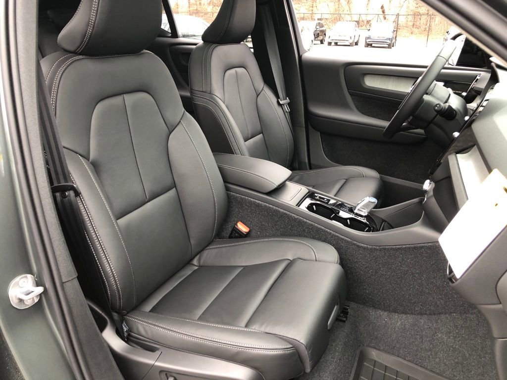 New 2026 Volvo XC40 B5 Plus w/ Protection Package Premier AWD/4WD image 33