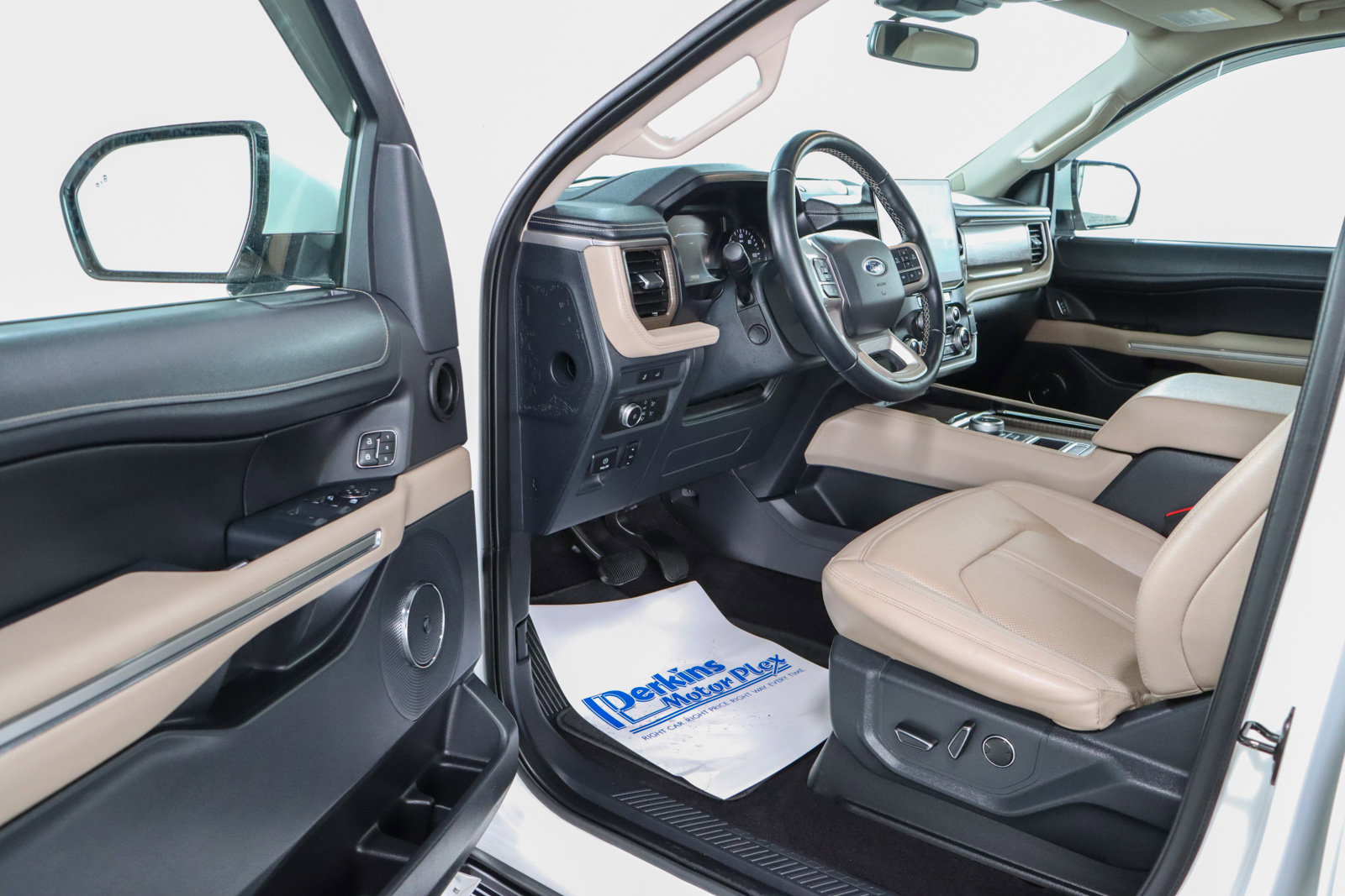 Used 2022 Ford Expedition Limited image 3