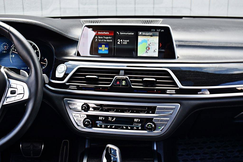 Used 2019 BMW 740i w/ Executive Package RWD image 27