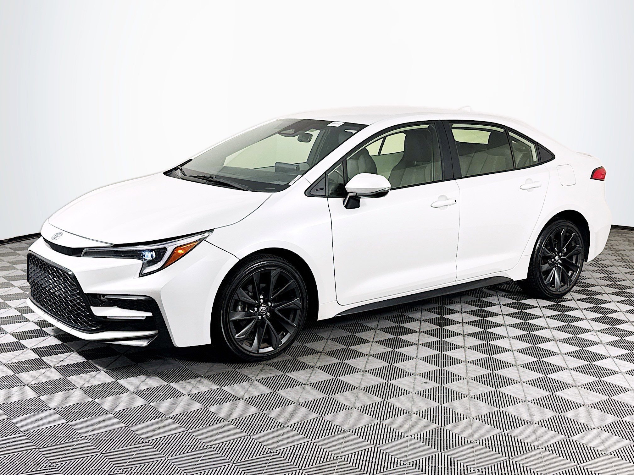 Used 2023 Toyota Corolla SE FWD image 4