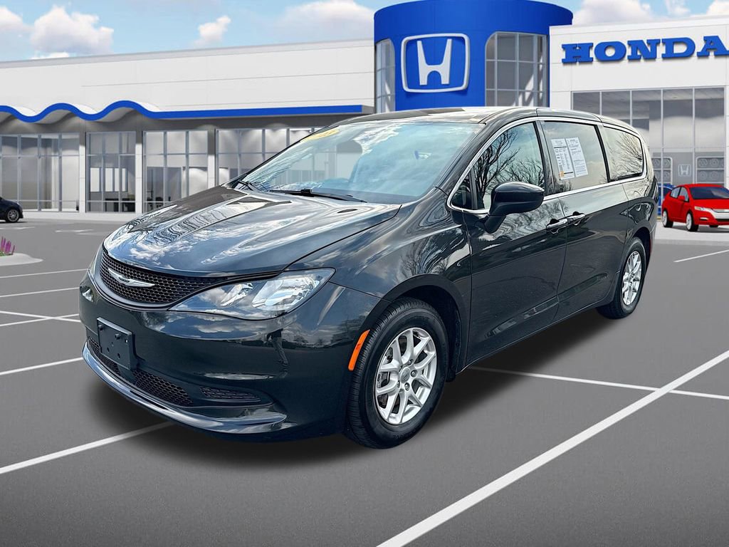 Used 2023 Chrysler Voyager LX image 3