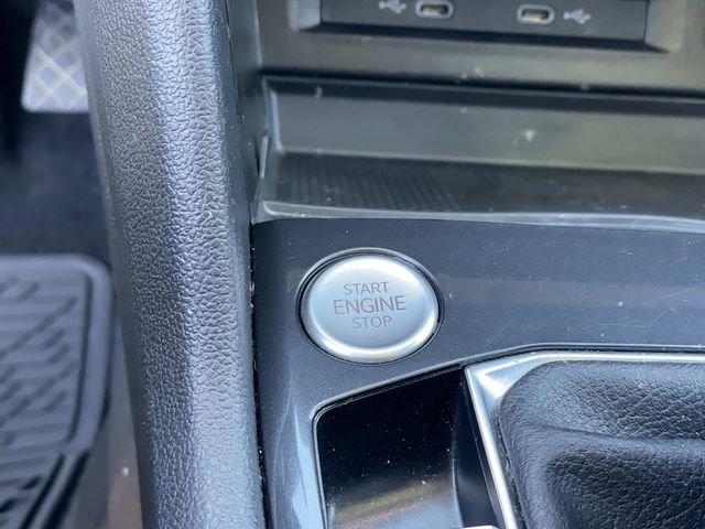 Used 2022 Volkswagen Tiguan SE w/ Panoramic Sunroof Package image 17