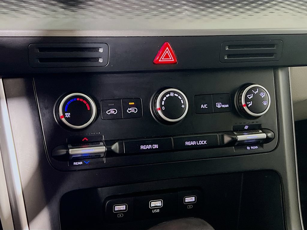 Used 2024 Kia Carnival LX FWD image 14