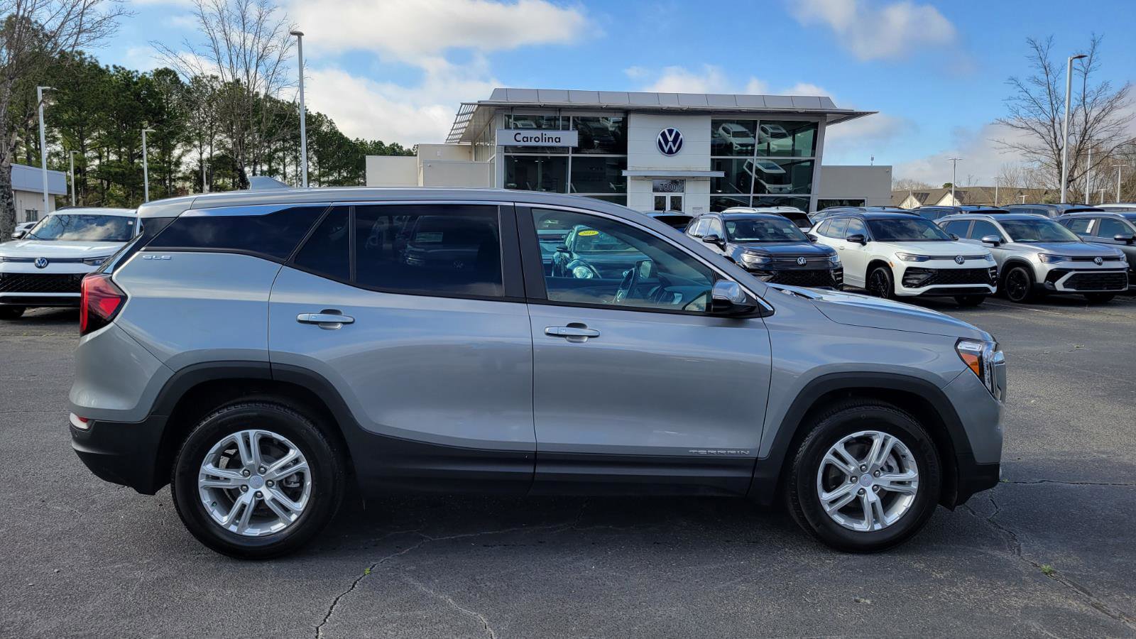 Used 2023 GMC Terrain SLE image 3