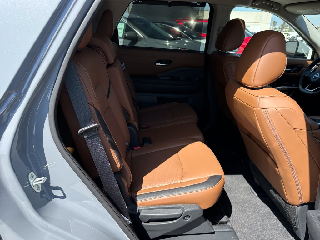 Used 2025 Nissan Pathfinder Platinum w/ Cargo Package AWD/4WD image 20