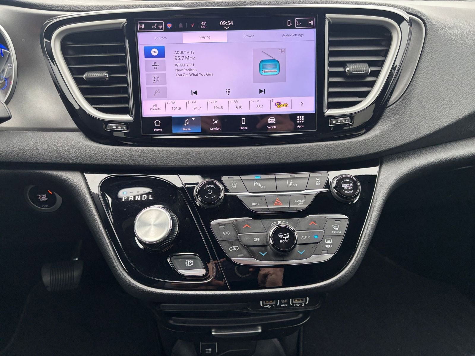 Used 2025 Chrysler Pacifica Select image 17