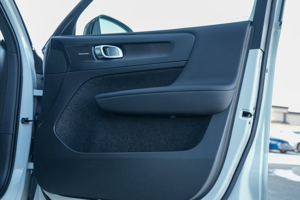 Used 2023 Volvo XC40 Recharge Ultimate image 51