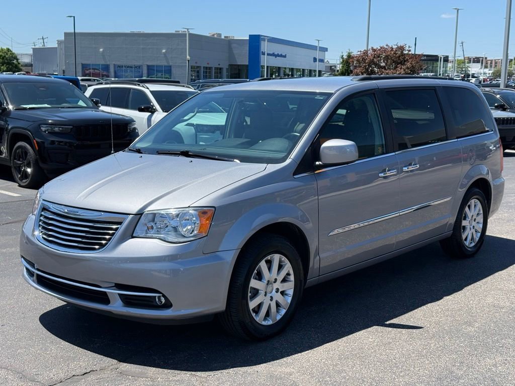 Used 2015 Chrysler Town & Country Touring w/ Driver Convenience Group FWD image 7