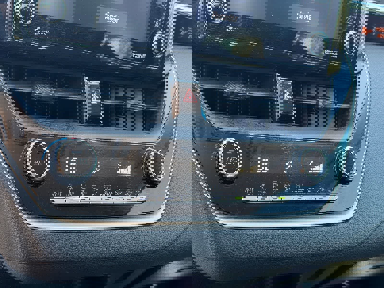 Used 2022 Toyota Corolla LE image 19