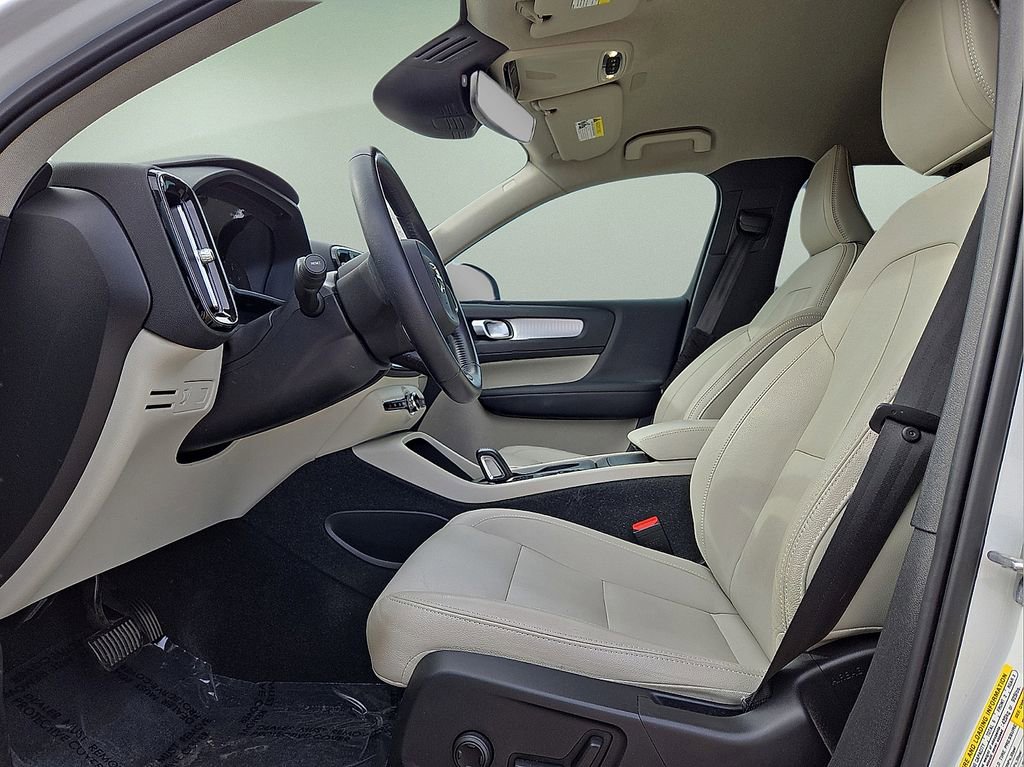 Certified 2021 Volvo XC40 T5 Momentum image 23