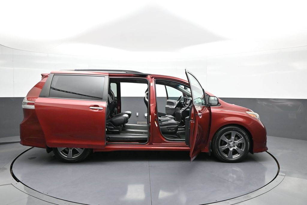 Used 2017 Toyota Sienna SE FWD image 44