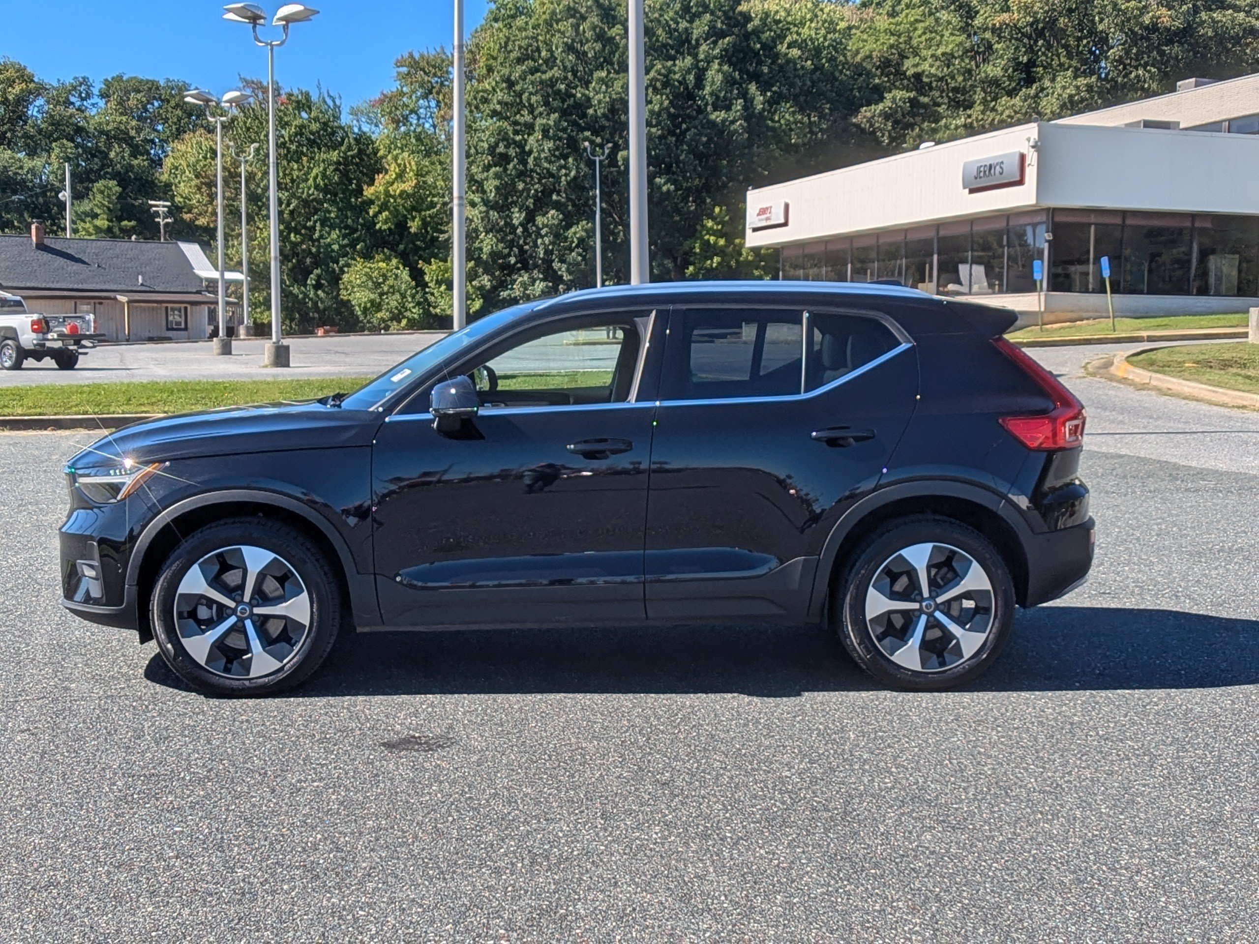 Used 2025 Volvo XC40 B5 Plus AWD/4WD image 5