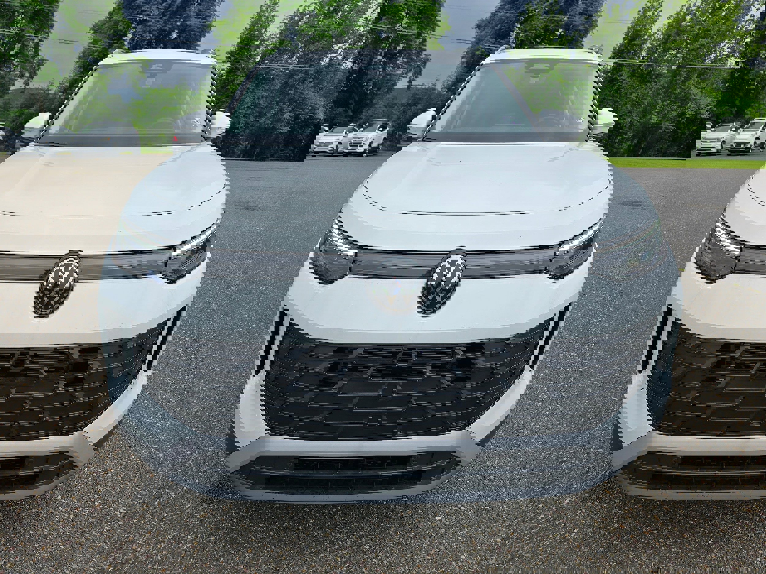 New 2025 Volkswagen Tiguan SE image 2
