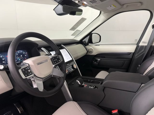New 2025 Land Rover Discovery Metropolitan Edition AWD/4WD image 16