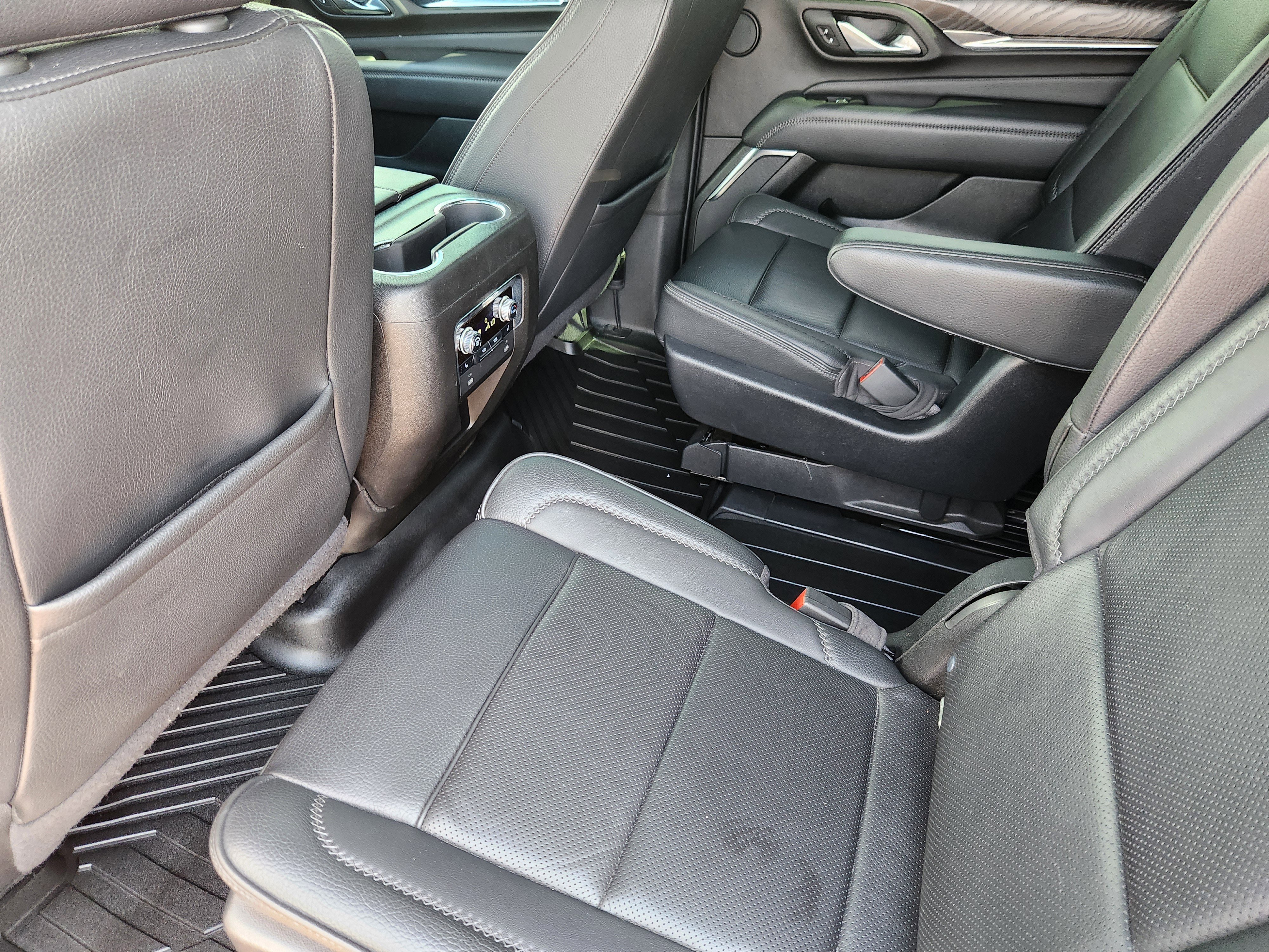 Used 2022 GMC Yukon Denali w/ Advanced Technology Package AWD/4WD image 10