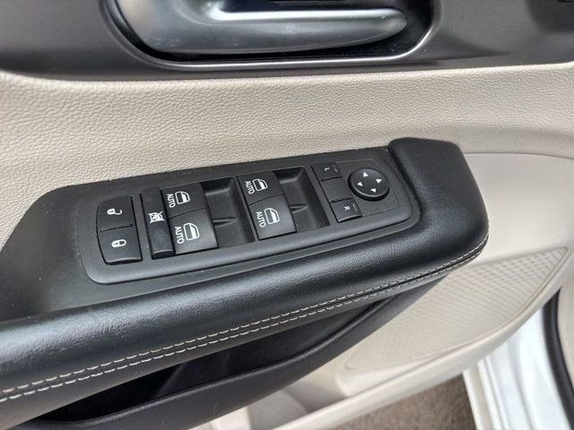 Used 2022 Chrysler Pacifica Touring-L w/ Uconnect Theater Family Group image 14