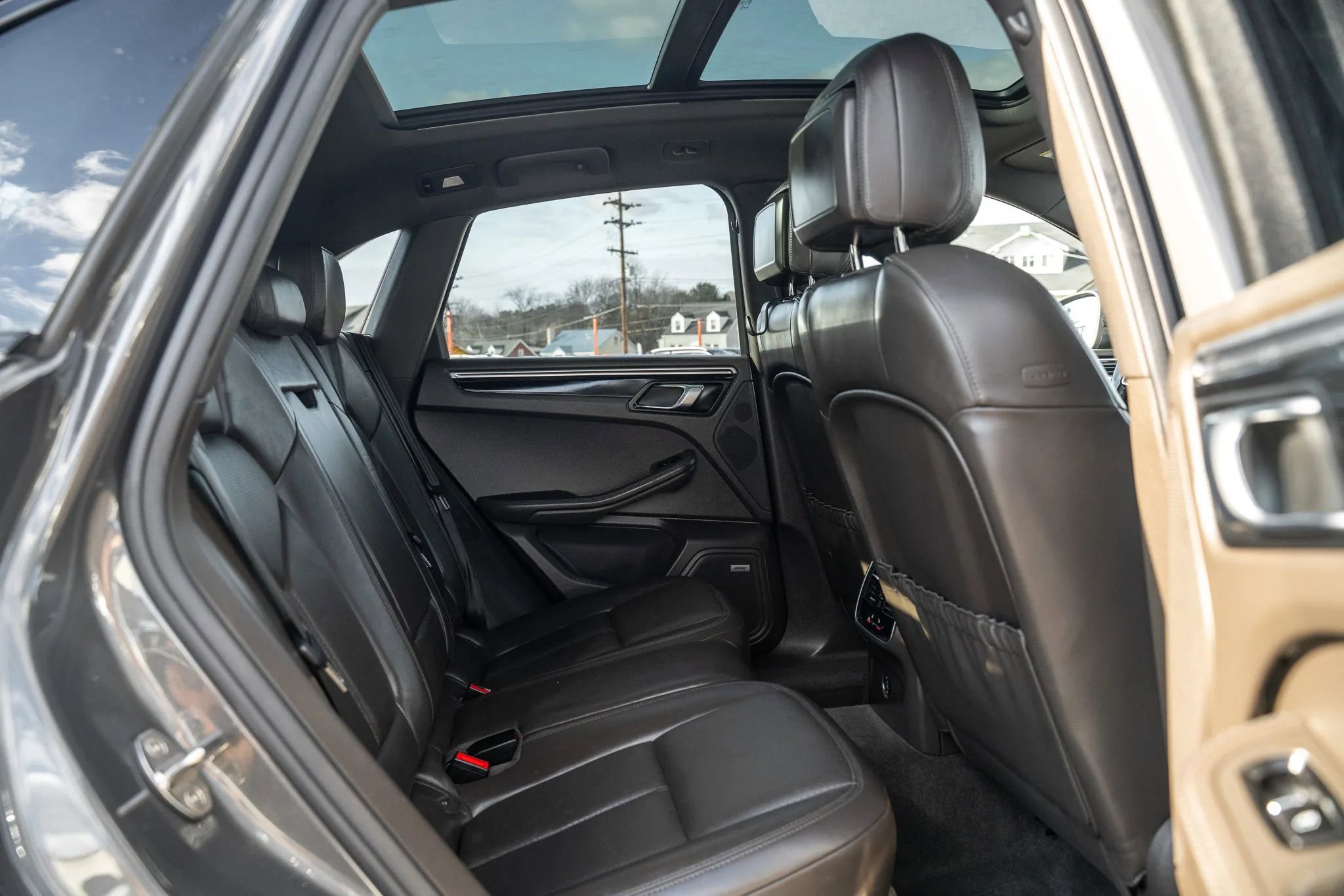 Used 2018 Porsche Macan S image 12