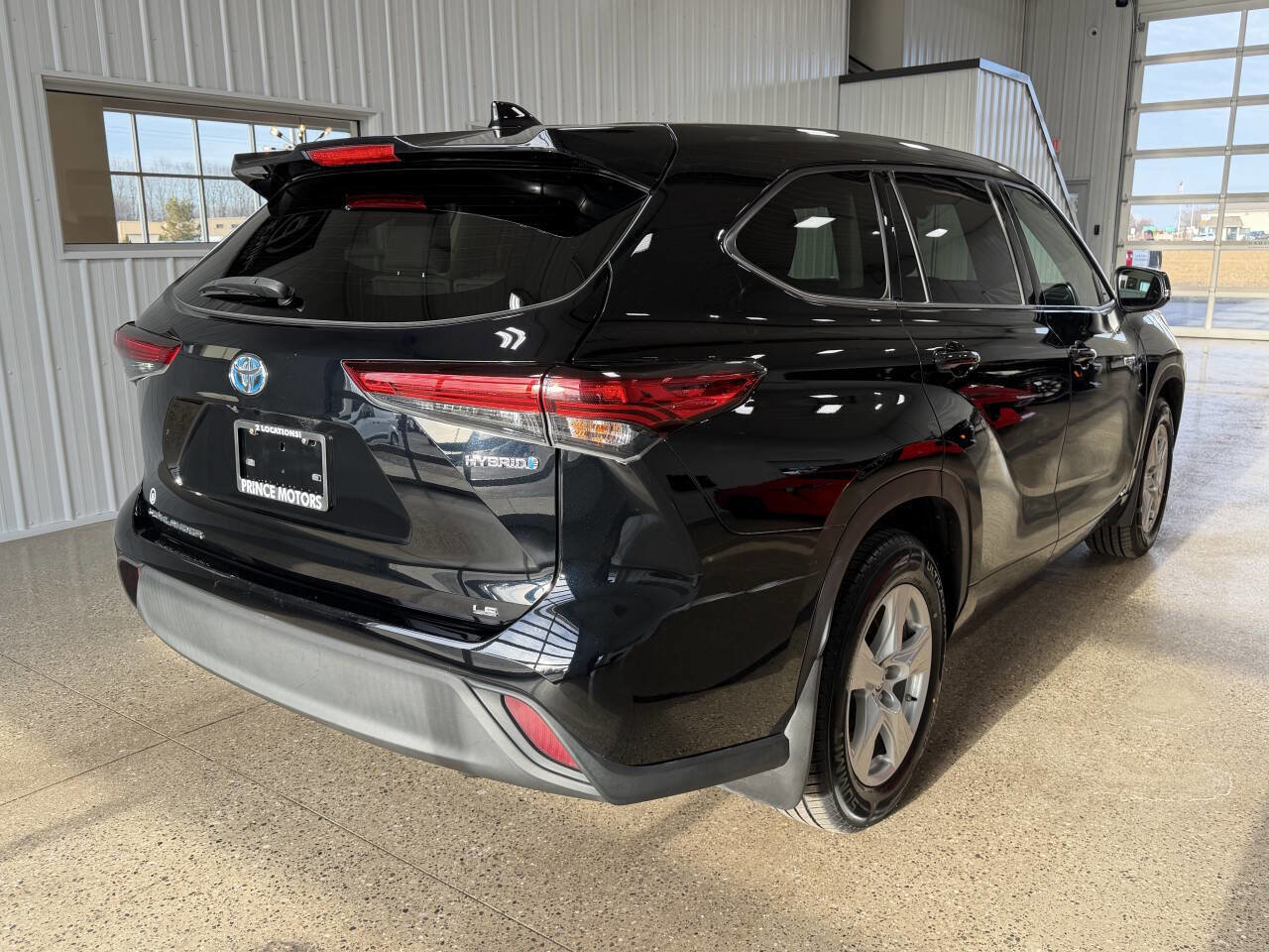 Used 2020 Toyota Highlander LE image 11