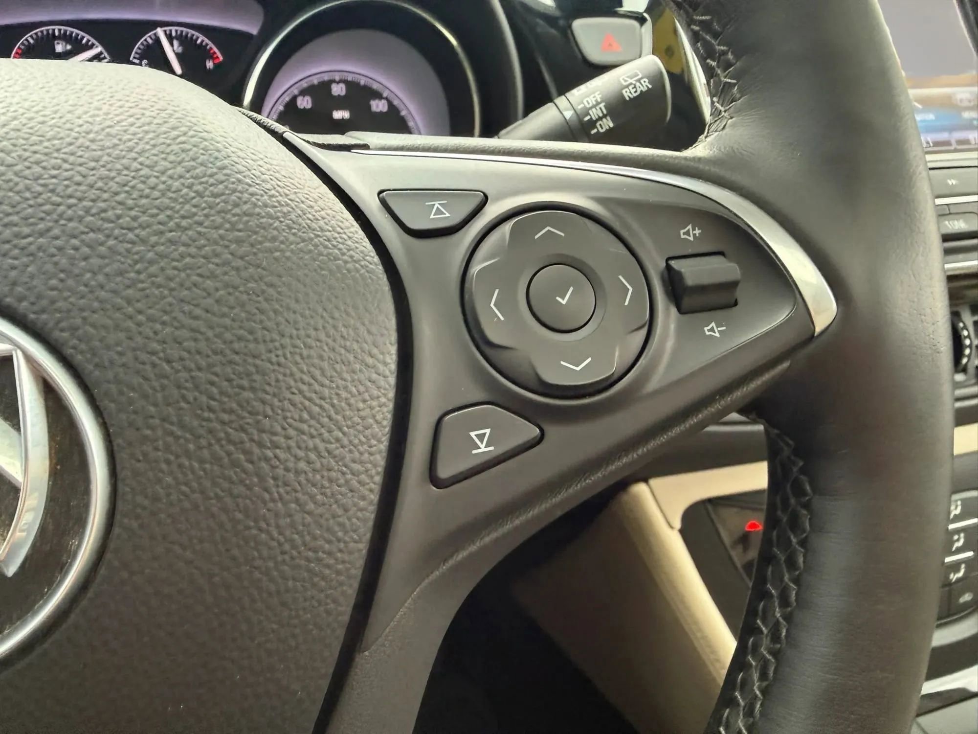 Used 2019 Buick Envision Essence FWD image 17