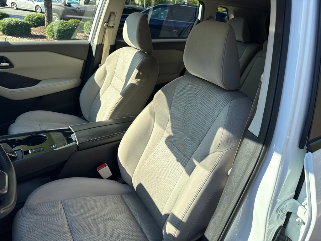Certified 2025 Nissan Rogue SV FWD image 18