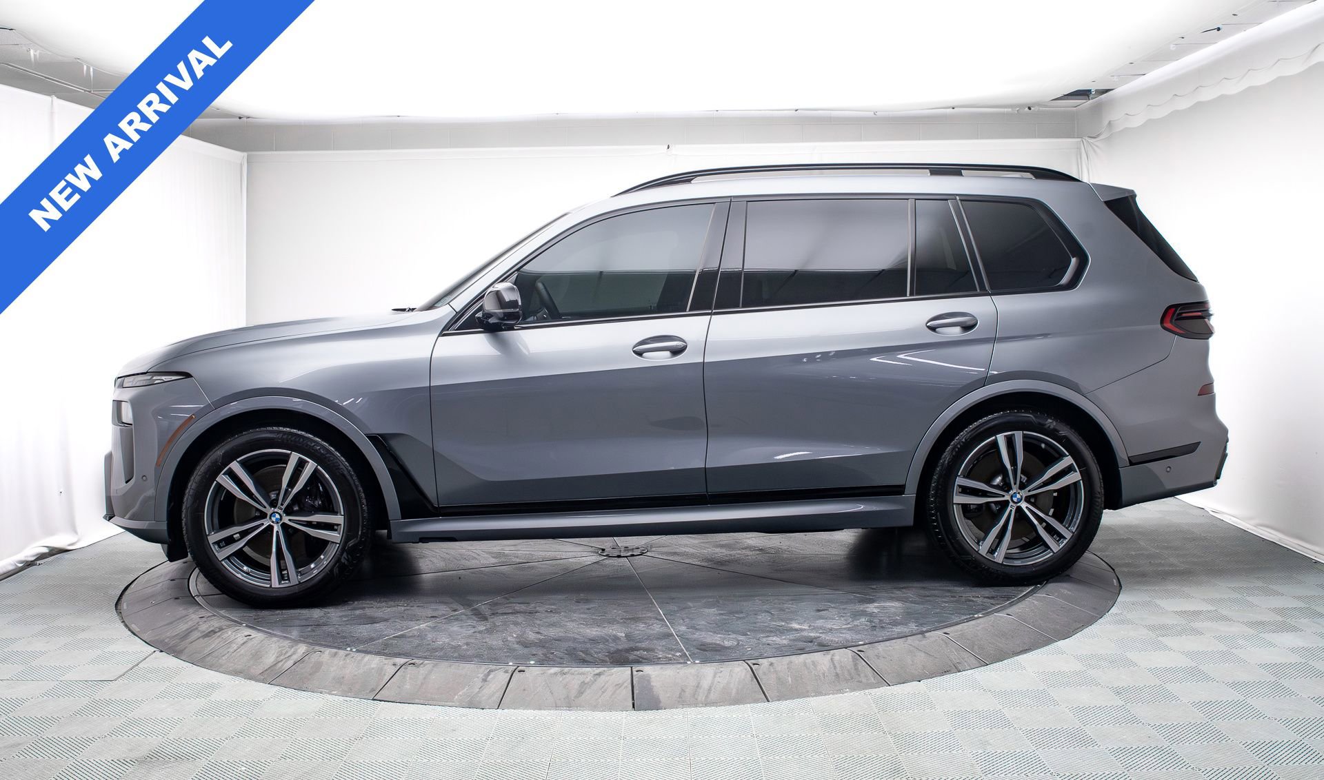 Used 2025 BMW X7 M60i w/ Executive Package image 6