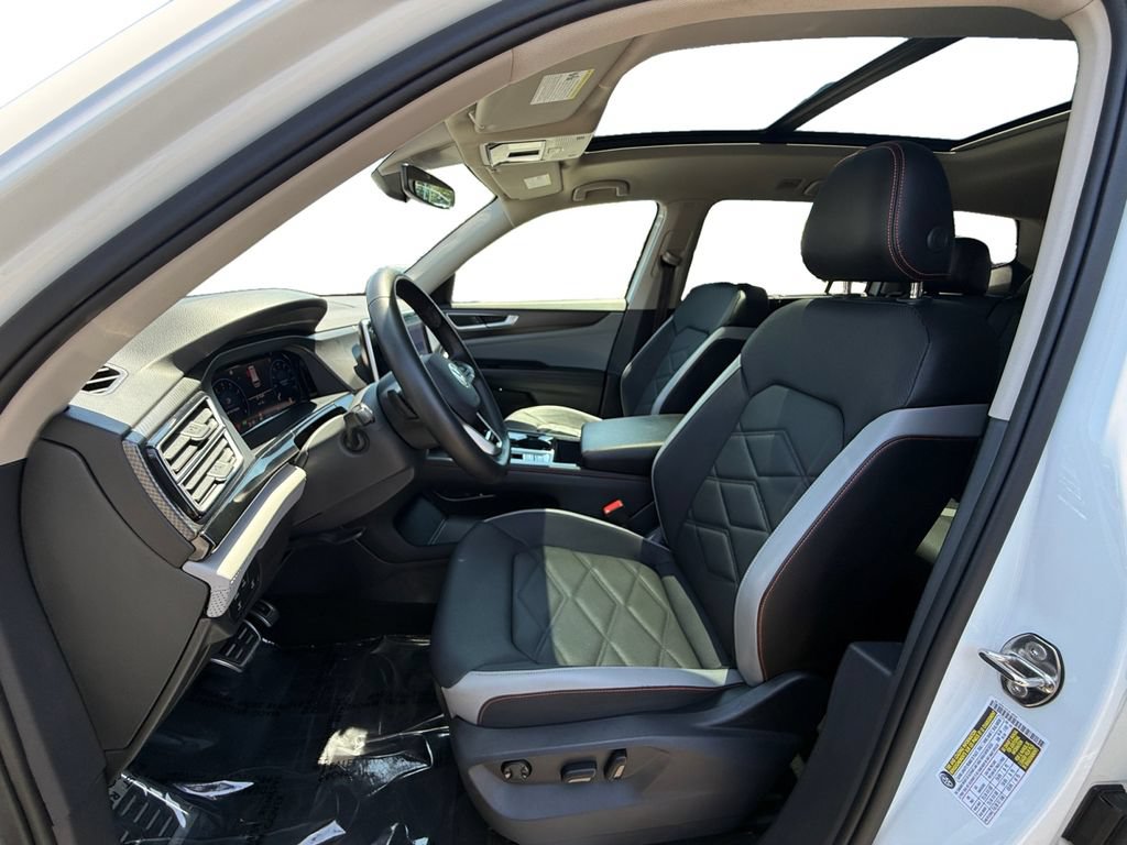 Used 2025 Volkswagen Atlas Peak Edition SE AWD/4WD image 9