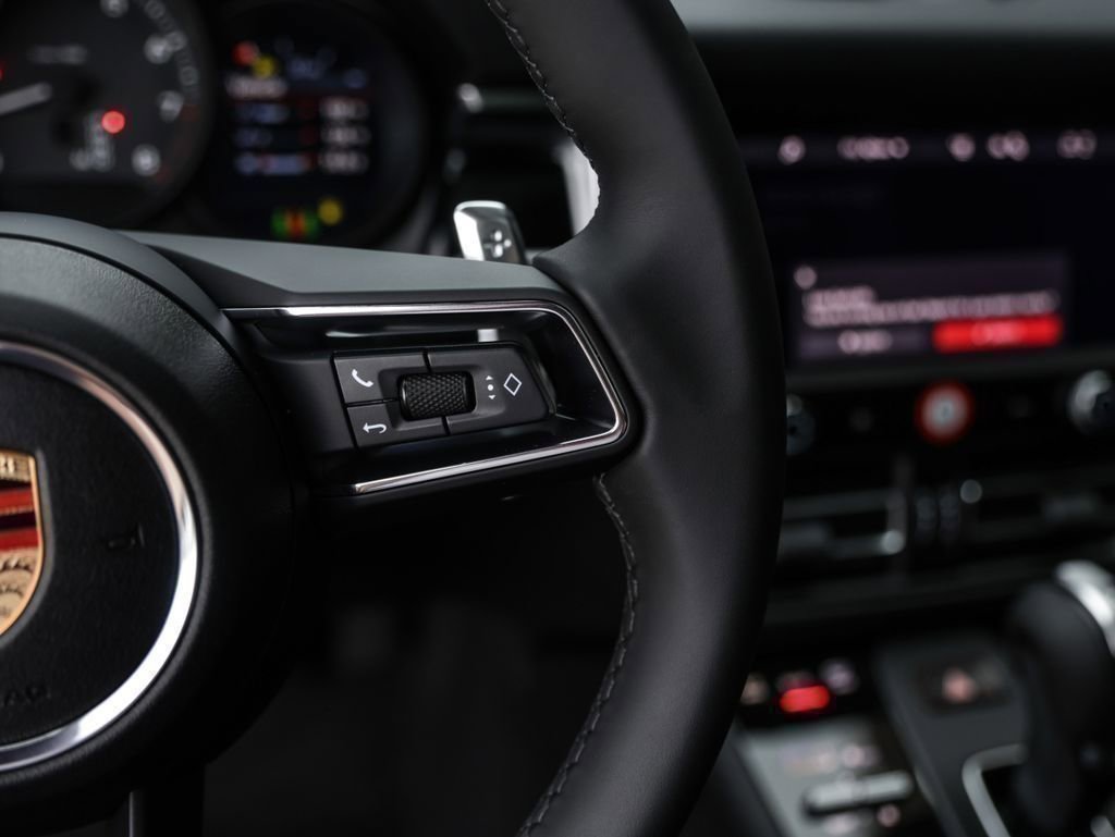 Certified 2025 Porsche Macan image 17