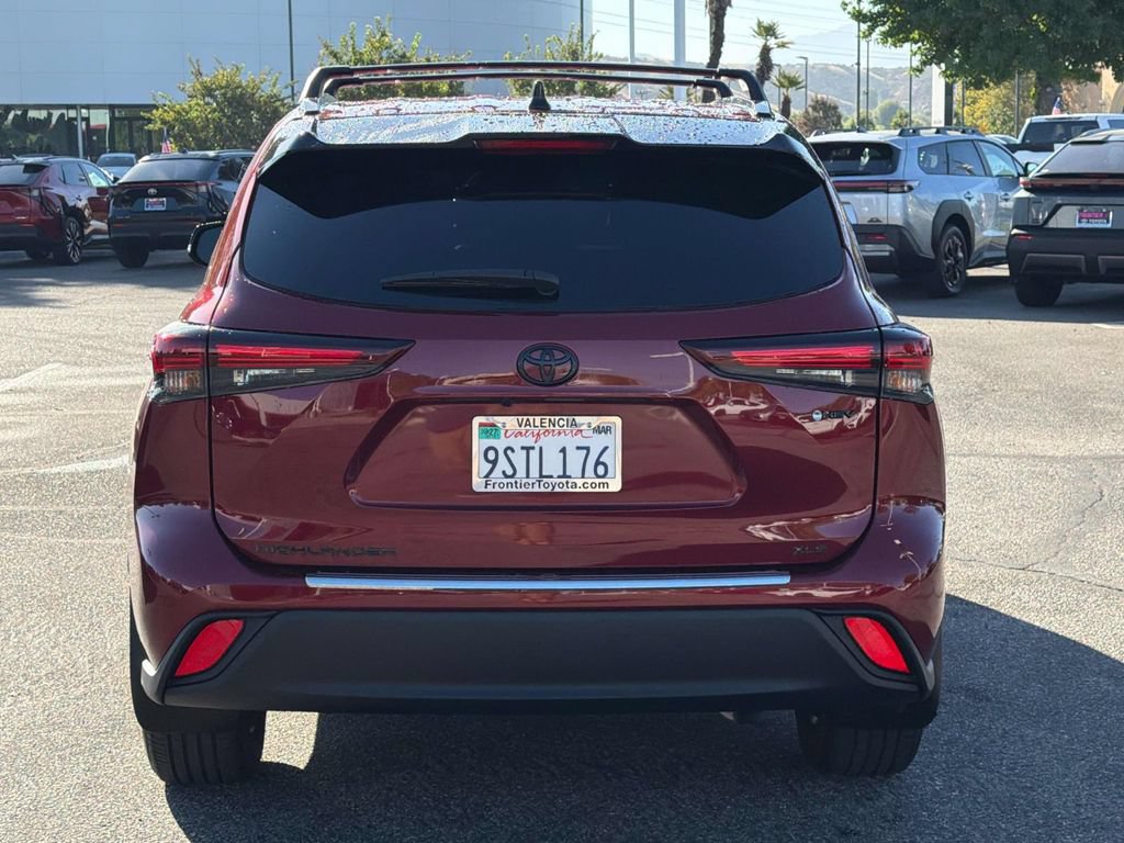 Certified 2025 Toyota Highlander XLE AWD/4WD image 4
