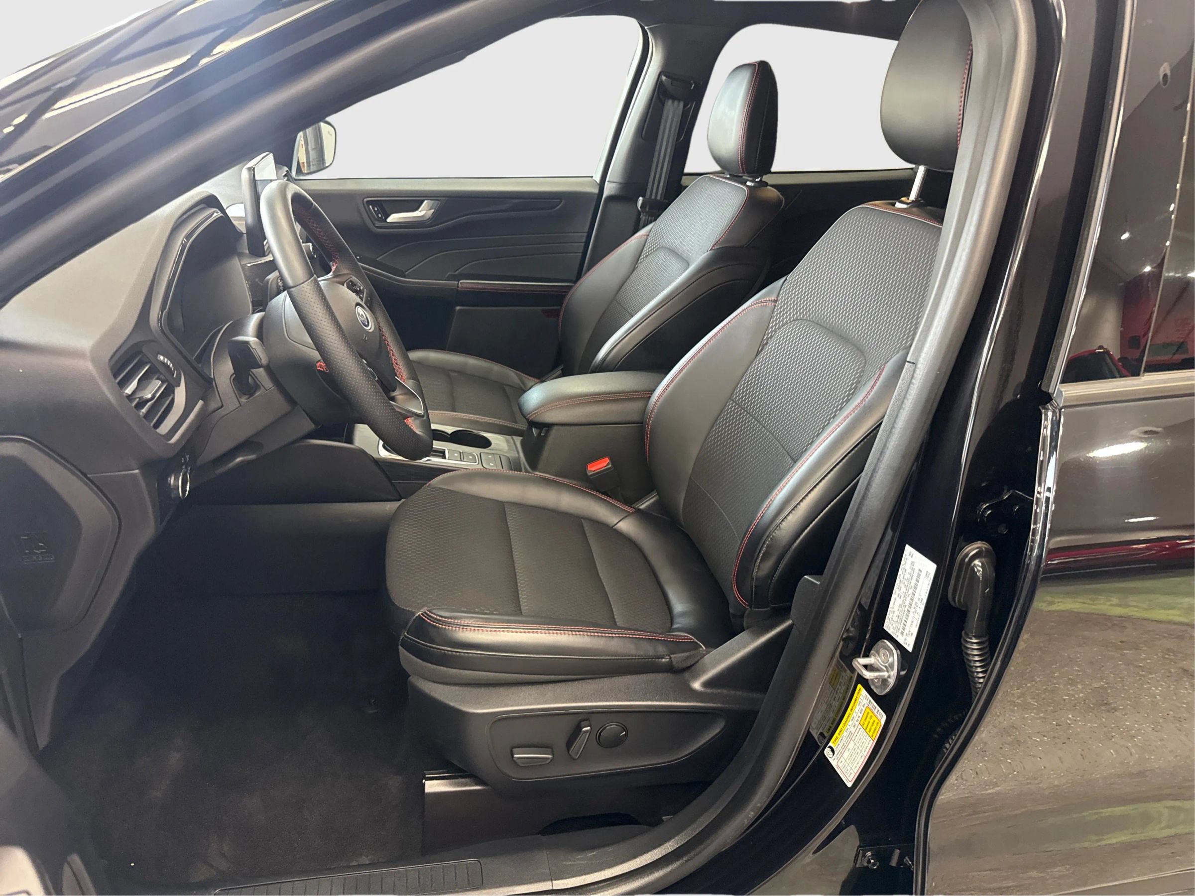 Used 2025 Ford Escape ST-Line w/ Cold Weather Package AWD/4WD image 9