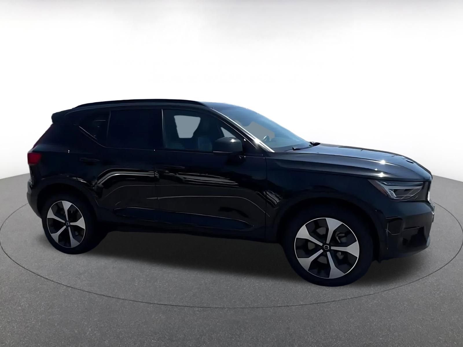 Used 2024 Volvo XC40 B5 Core image 16
