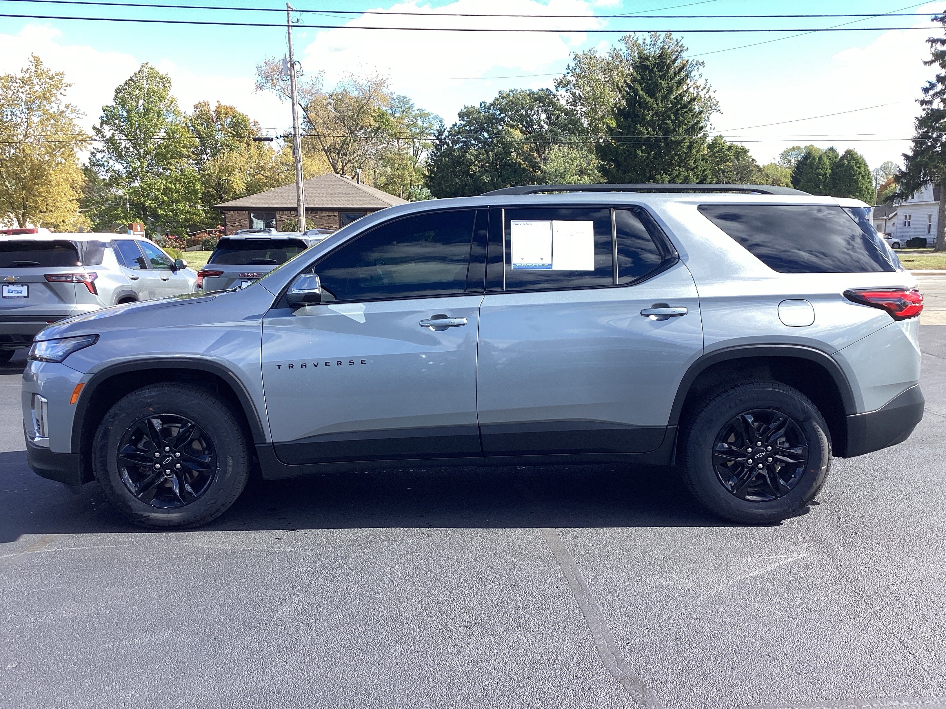 Used 2023 Chevrolet Traverse LT image 3