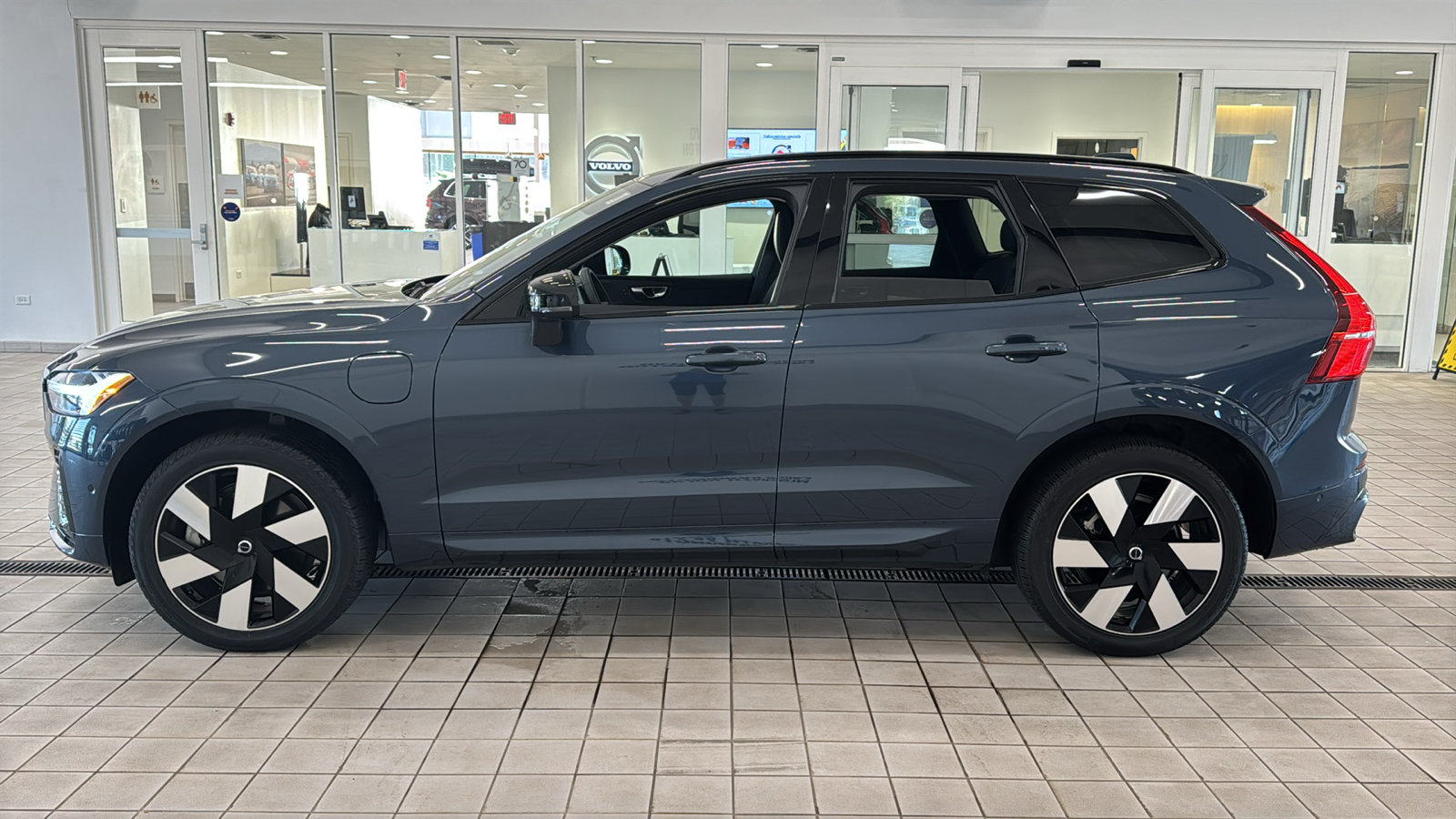 Certified 2024 Volvo XC60 T8 Plus w/ Climate Package AWD/4WD image 8