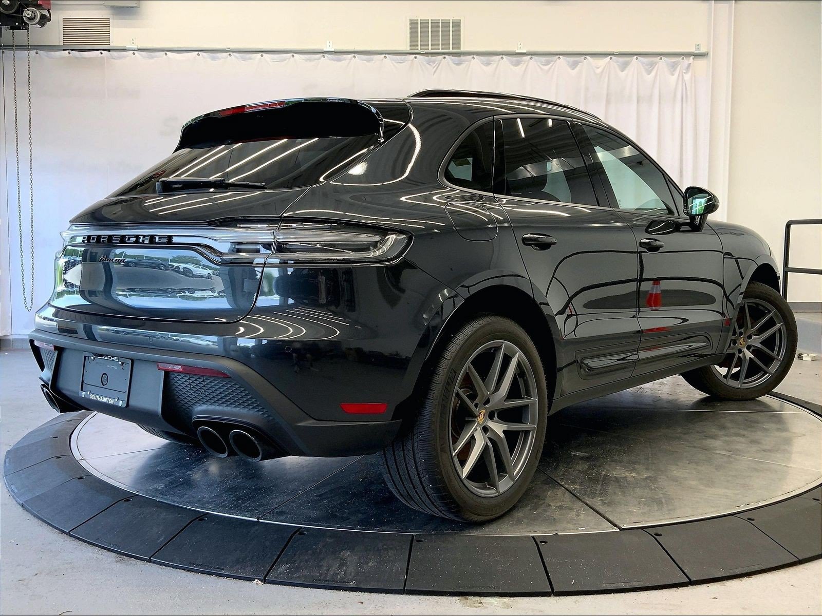 Certified 2024 Porsche Macan AWD/4WD image 7