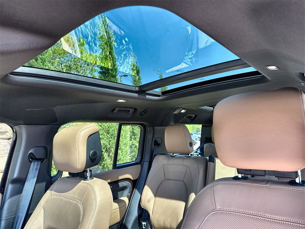 Used 2025 Land Rover Defender 130 X-Dynamic SE image 19