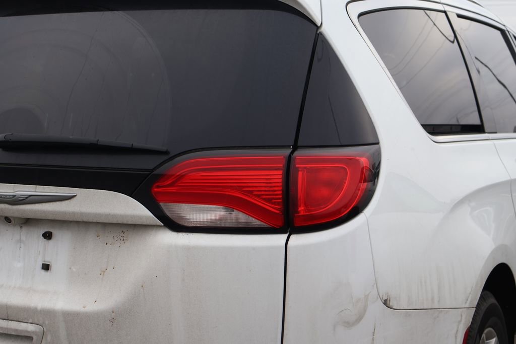 Used 2017 Chrysler Pacifica Touring-L Plus w/ Tire & Wheel Group image 9