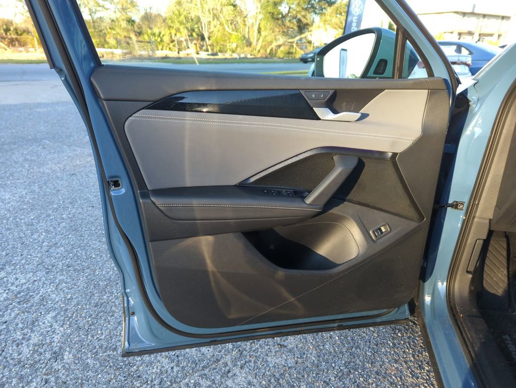 Certified 2025 Volkswagen Tiguan SE image 17