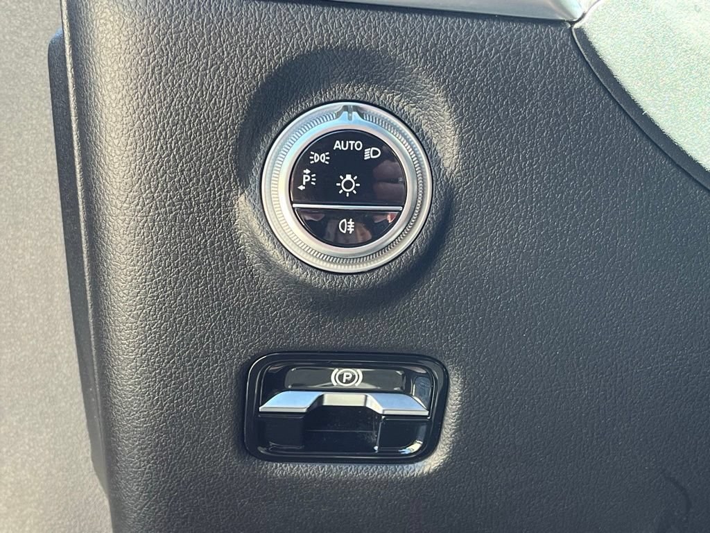 Used 2025 Mercedes-Benz C 300 4MATIC Sedan image 34