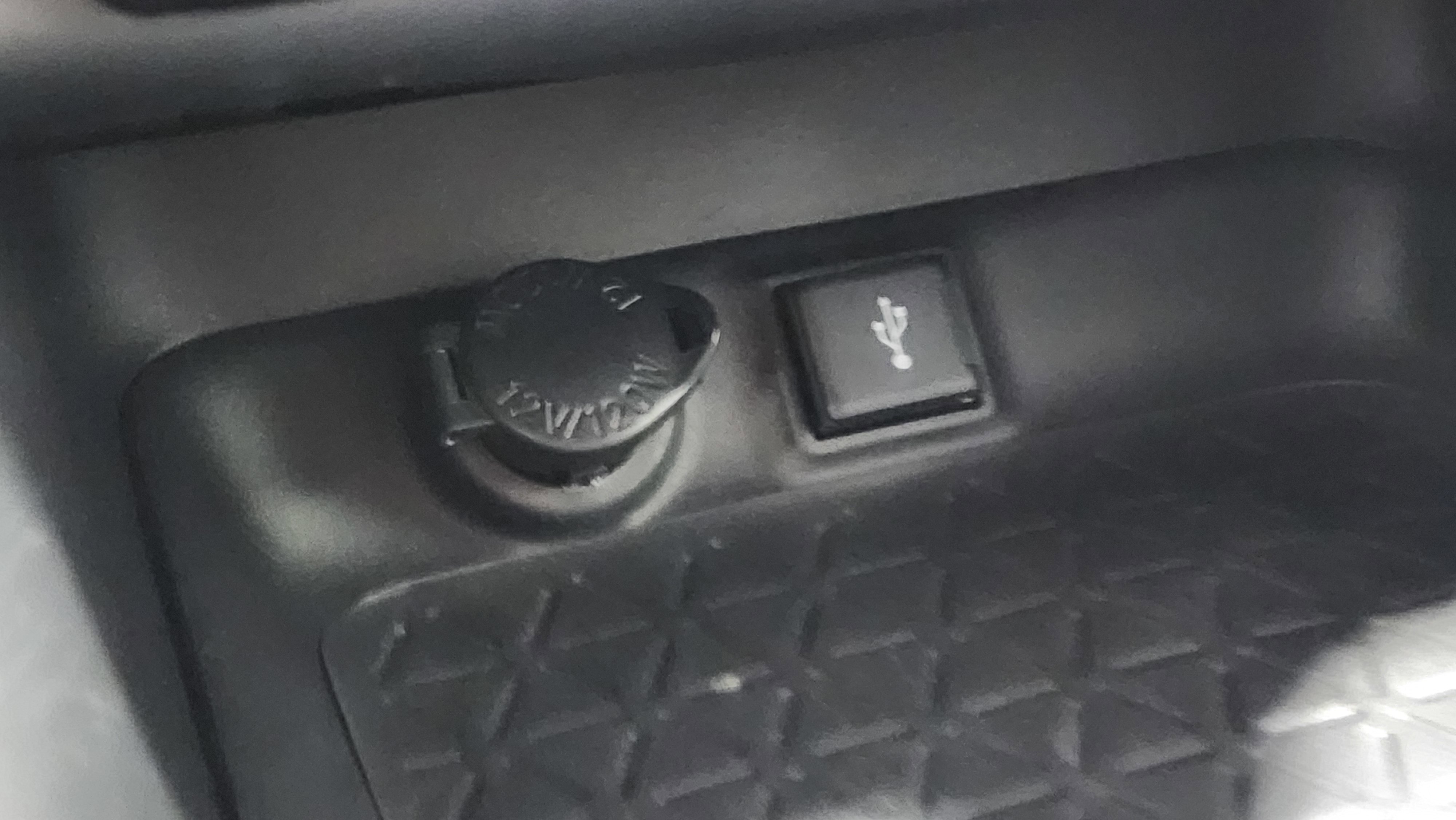 Used 2020 Toyota RAV4 XLE Premium image 32