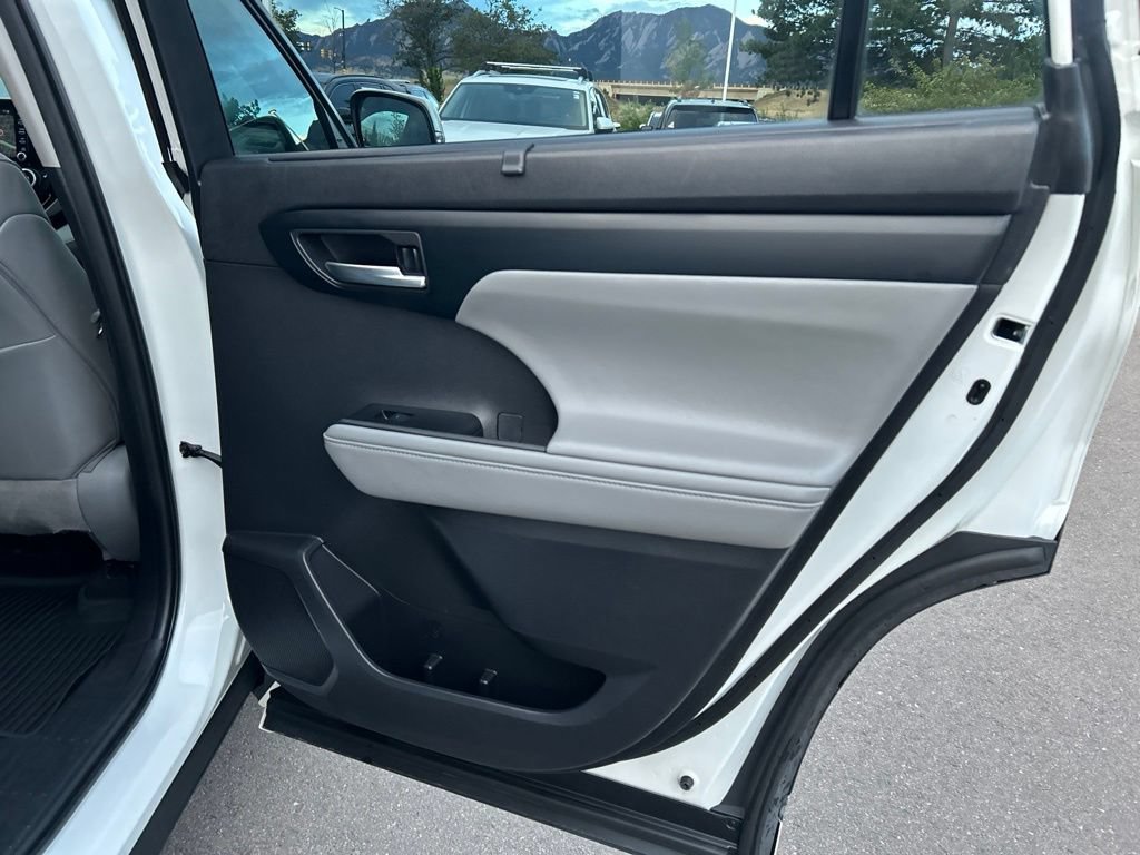 Used 2020 Toyota Highlander XLE AWD/4WD image 14