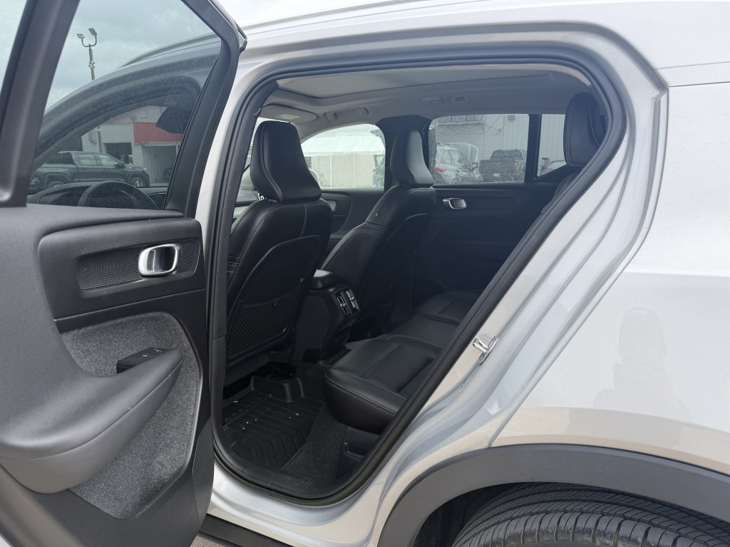 Used 2023 Volvo XC40 B5 Plus w/ Driver Assist Package AWD/4WD image 16